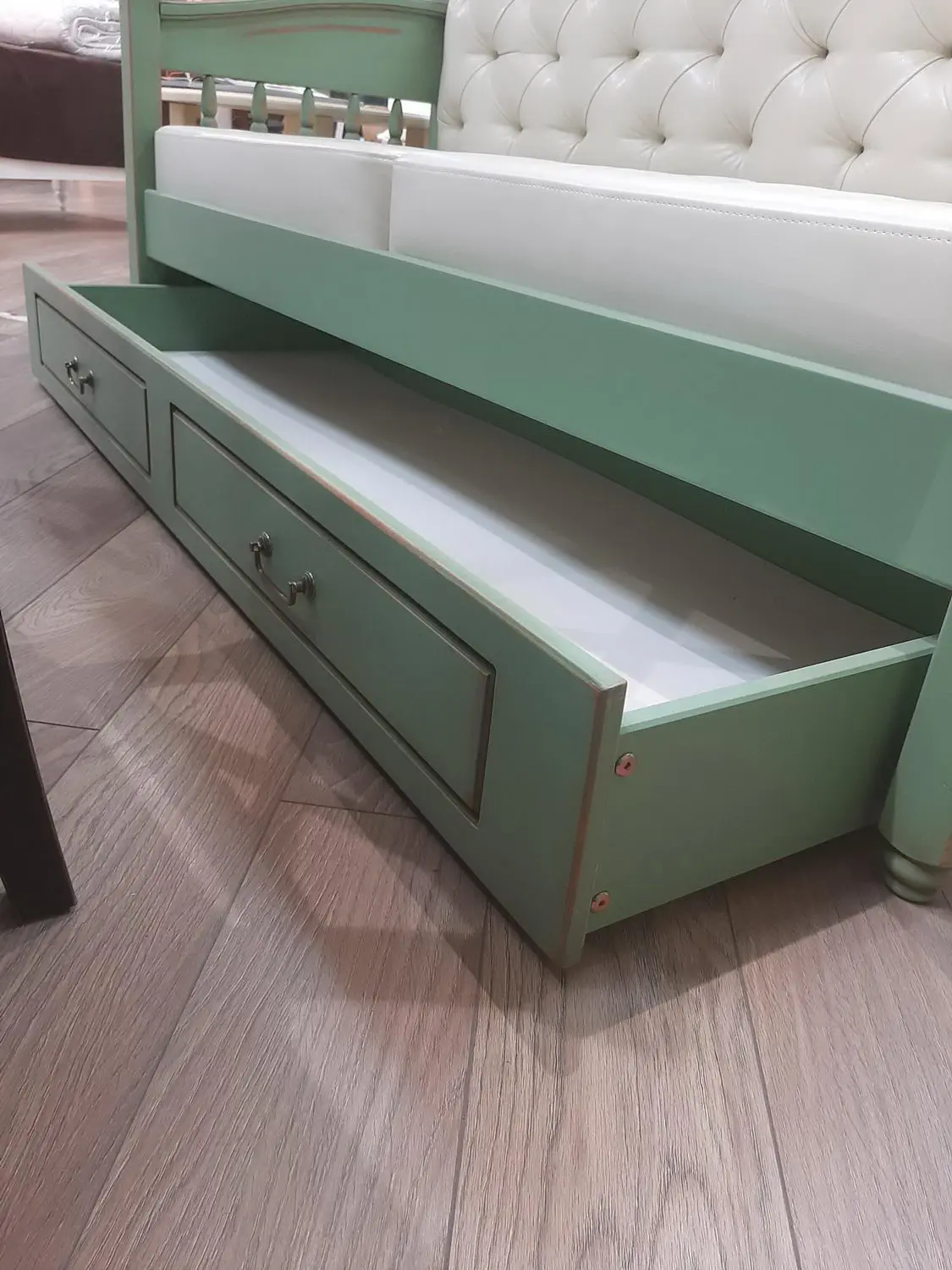 Диван Валенсия 2-15 с декор. вензелем на изголовье