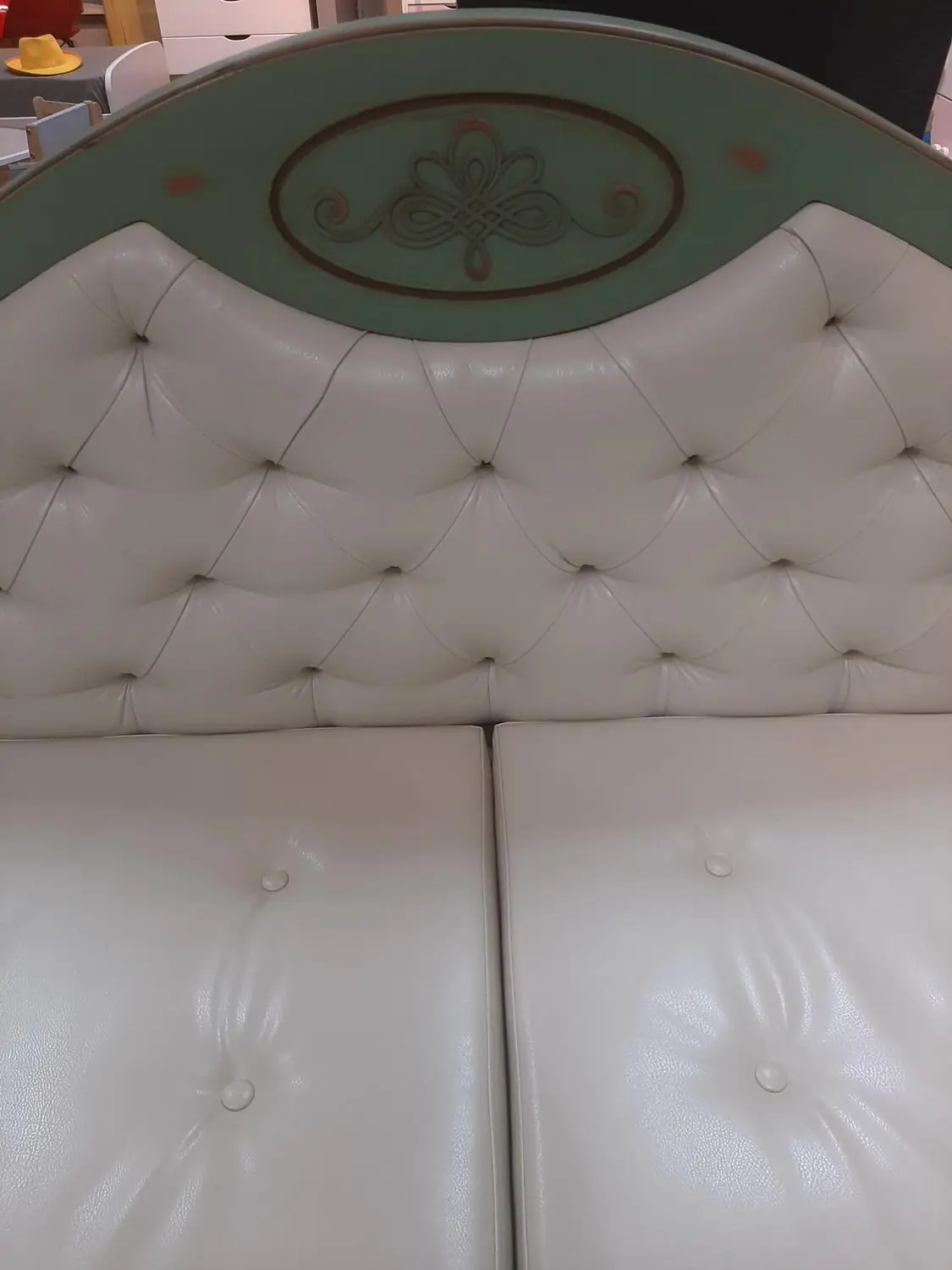 Диван Валенсия 2-15 с декор. вензелем на изголовье