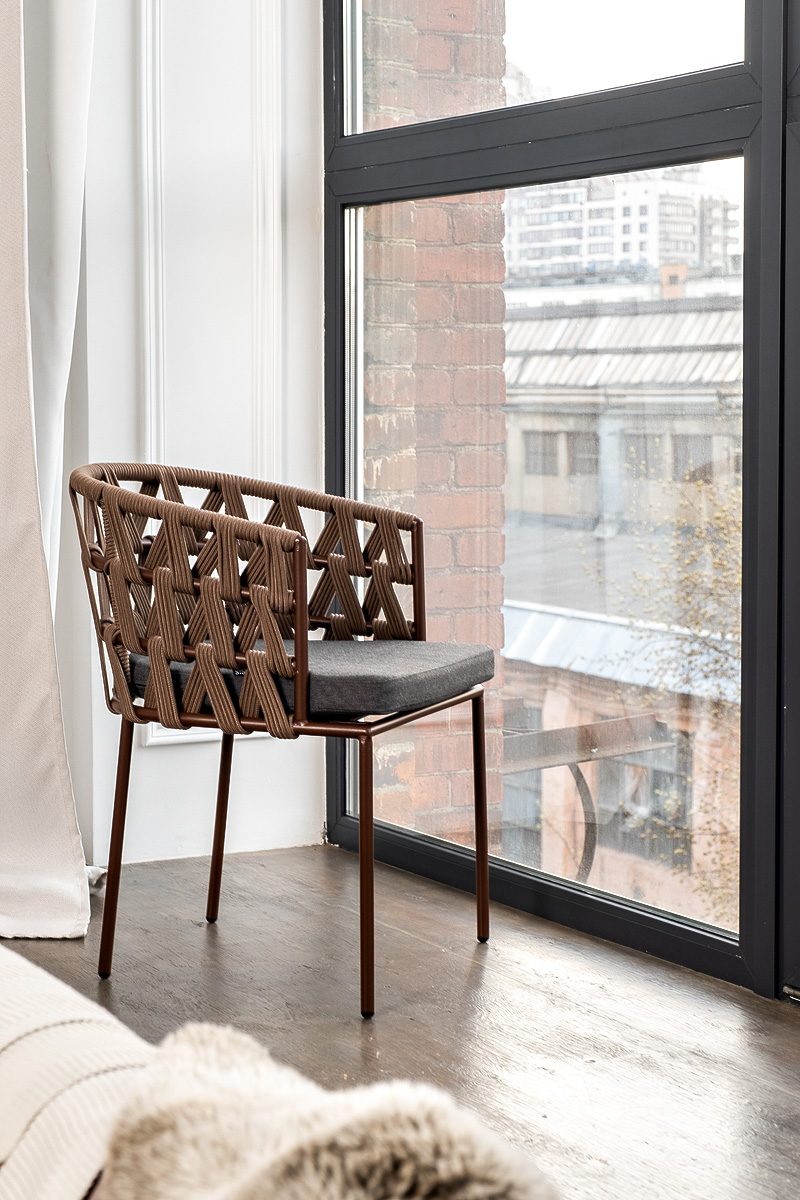 "Диего" стул плетеный из роупа, каркас из стали коричневый (RAL8016) муар, роуп коричневый круглый, ткань серая