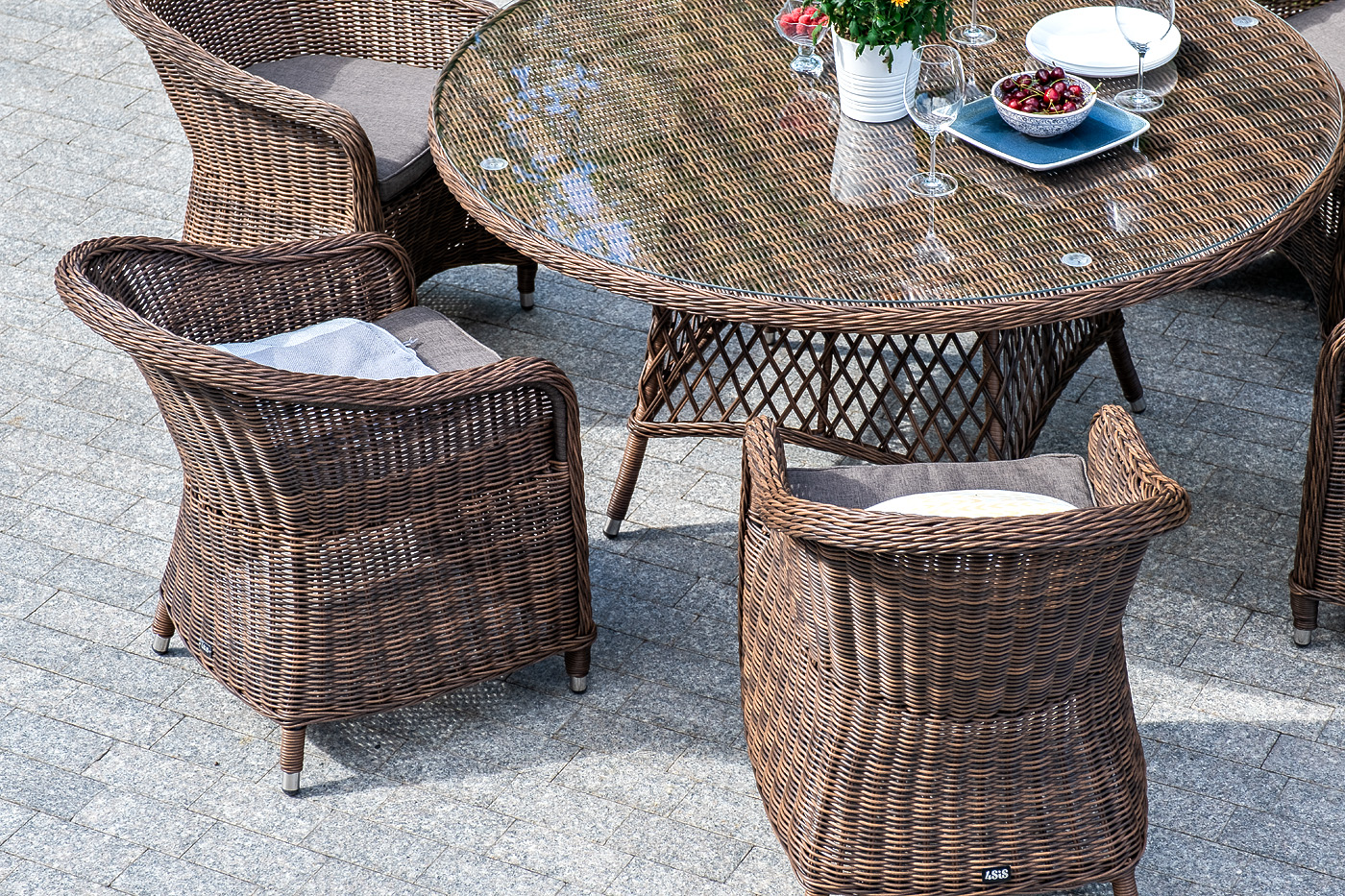 "Равенс" плетеное кресло из искусственного ротанга, цвет коричневый с серой подушкой