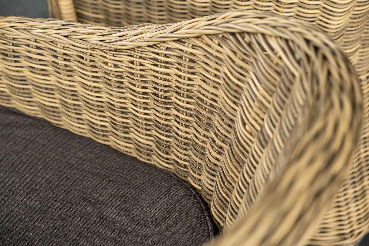 "Равенс" плетеное кресло из искусственного ротанга, цвет соломенный с серой подушкой